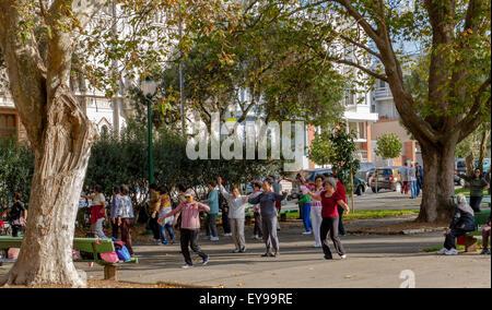 Lokale chinesische Bewohner, die an einem Tai Chi- und Übungs- und Fitnesskurs im Washington Square Park, San Francisco, Kalifornien, USA, teilnehmen Stockfoto