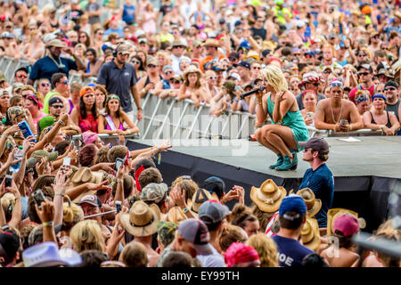 Brooklyn, Michigan, USA. 19. Juli 2015. RAELYNN führt auf 2015 schneller Pferde Festival auf dem Michigan International Speedway in Brooklyn, MI am 19. Juli 2015 (Image Credit: © Marc Nader über ZUMA Draht) Stockfoto