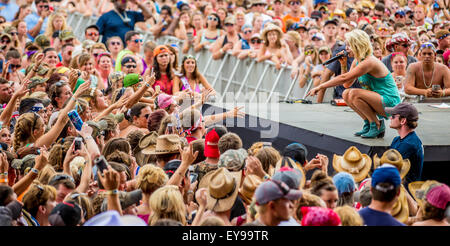 Brooklyn, Michigan, USA. 19. Juli 2015. RAELYNN führt auf 2015 schneller Pferde Festival auf dem Michigan International Speedway in Brooklyn, MI am 19. Juli 2015 (Image Credit: © Marc Nader über ZUMA Draht) Stockfoto