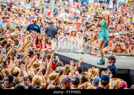 Brooklyn, Michigan, USA. 19. Juli 2015. RAELYNN führt auf 2015 schneller Pferde Festival auf dem Michigan International Speedway in Brooklyn, MI am 19. Juli 2015 (Image Credit: © Marc Nader über ZUMA Draht) Stockfoto