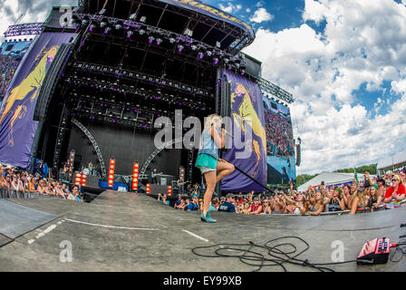 Brooklyn, Michigan, USA. 19. Juli 2015. RAELYNN führt auf 2015 schneller Pferde Festival auf dem Michigan International Speedway in Brooklyn, MI am 19. Juli 2015 (Image Credit: © Marc Nader über ZUMA Draht) Stockfoto