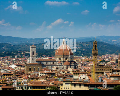 Erhöhter Blick auf die Südfassade der Kathedrale von Florenz und den Glockenturm. façade Florenz, Italien. Stockfoto
