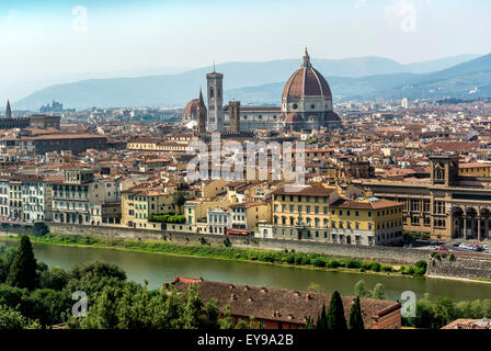 Erhöhte Ansicht der Kathedrale von Florenz vom Südufer des Flusses Arno aus gesehen, Blick nach Norden. Florenz, Italien. Stockfoto