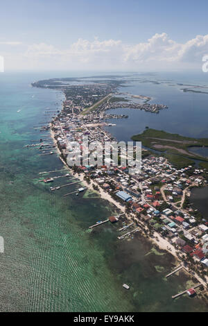 Stadt San Pedro auf Ambergris Caye, Belize in der Karibik mit ruhigem Wasser aus der Luft gesehen. Stockfoto