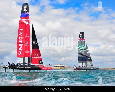 Portsmouth, Hampshire, UK - 23. Juli 2015 Louis Vuitton America Cup World Series Portsmouth. Praxis Rennen und die Parade der Segelschiffe fand heute aus Southsea Common an den Anfang der Louis Vuitton America Cup World Series Portsmouth. Sechs Mannschaften konkurrieren wird Land Rover BAR unter der Leitung von Sir Ben Ainslie, Oracle Team USA, Artemis Racing aus Schweden, Emirates Team New Zealand, SoftBank Team Japan und Groupama Team Frankreich alle Segeln der "fliegenden" AC45f. Bildnachweis: Gary Blake /Alamy Live-Nachrichten Stockfoto