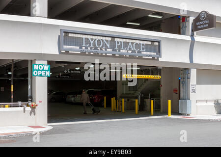 Ein Eingang zum städtischen Parkhaus Lyon Ort in White Plains, New York. Stockfoto