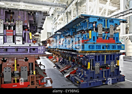 Stanz-Linien in einem Automobilwerk Stockfoto