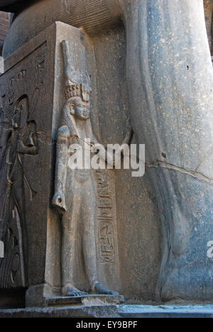 Luxor, Ägypten. Tempel von Luxor (Ipet Resyt): die Statue der Königin Nefertari Meretenmut Ehefrau von Ramses II. Usermaatra Setepenra Stockfoto