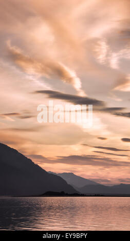 Sonnenuntergang am Chilkat Inlet in der Nähe von Haines Alaska im Sommer. Stockfoto