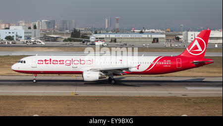 ISTANBUL, Türkei - 9. Juli 2015: AtlasGlobal Airline Airbus A321-211 (CN 823) startet vom Flughafen Istanbul-Atatürk. AtlasGlo Stockfoto