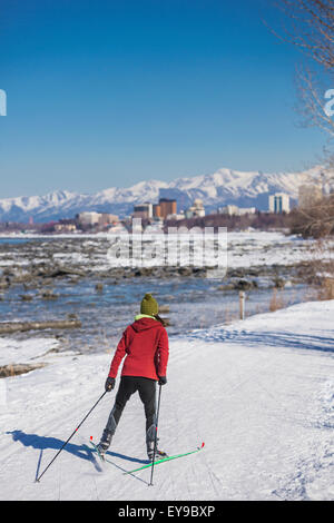 Eine junge Frau Skate Skifahren auf der Yunan Tony Knowles Coastal Trail, Anchorage, Alaska, USA. Stockfoto