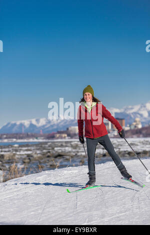 Eine junge Frau Skate Skifahren auf der Yunan Tony Knowles Coastal Trail, Anchorage, Alaska, USA. Stockfoto