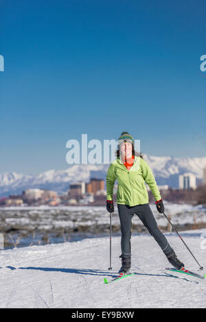 Eine junge Frau Skate Skifahren auf der Yunan Tony Knowles Coastal Trail, Anchorage, Alaska, USA. Stockfoto