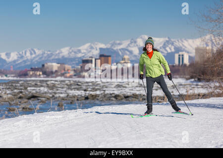 Eine junge Frau Skate Skifahren auf der Yunan Tony Knowles Coastal Trail, Anchorage, Alaska, USA. Stockfoto