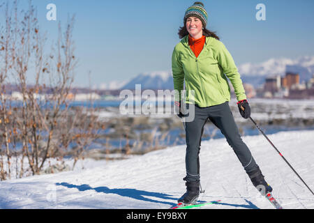 Eine junge Frau Skate Skifahren auf der Yunan Tony Knowles Coastal Trail, Anchorage, Alaska, USA. Stockfoto