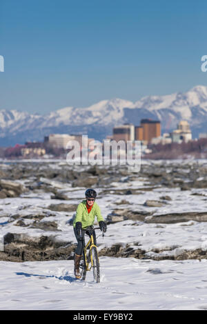 Fahrrad, Schnee, Frau, Chugach Mountains Stockfoto