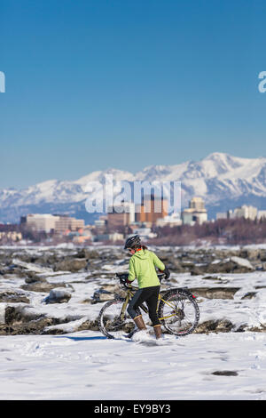 Fahrrad, Schnee, Frau, Chugach Mountains Stockfoto