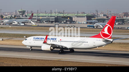 ISTANBUL, Türkei - 9. Juli 2015: Turkish Airlines Boeing 737-8F2 (CN 29776/308) startet vom Flughafen Istanbul-Atatürk. THY ist Stockfoto