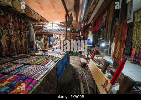 Balinesische Stoffe für den Verkauf in einem Geschäft, Tenganan Pegringsingan, Bali, Indonesien Stockfoto