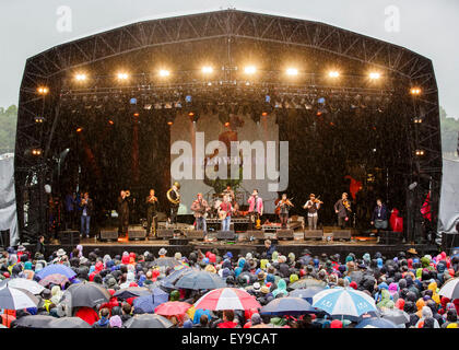 WOMAD Festival, Charlton Park, Wiltshire, UK. 24. Juli 2015. Bellowhead führen Sie auf der Open Air Bühne beim WOMAD-Festival in Charlton Park statt. 24. Juli 2015. Bildnachweis: Adam Gasson/Alamy Live-Nachrichten Stockfoto