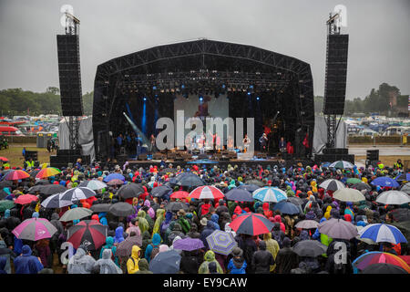 WOMAD Festival, Charlton Park, Wiltshire, UK. 24. Juli 2015. Bellowhead führen Sie auf der Open Air Bühne beim WOMAD-Festival in Charlton Park statt. 24. Juli 2015. Bildnachweis: Adam Gasson/Alamy Live-Nachrichten Stockfoto