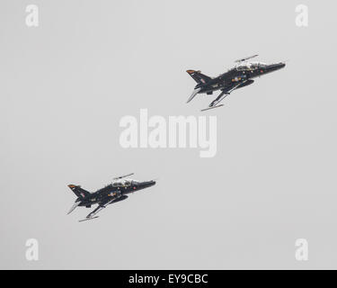 Die RAF Hawk T2 Rolle Demo Team fliegen in 2015 Royal International Air Tattoo Stockfoto