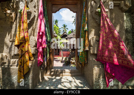 Balinesische Stoffe für den Verkauf in einem Geschäft, Tenganan Pegringsingan, Bali, Indonesien Stockfoto