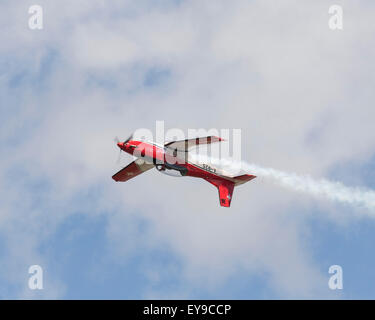 Mitglieder des PC-7 Team Kunstflug-Teams der Schweizer Luftwaffe anzeigen auf 2015 Royal International AirTattoo (RIAT). Stockfoto