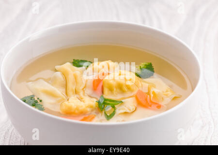 Eine Schüssel mit Wan-Tan Suppe über helle Oberfläche Stockfoto