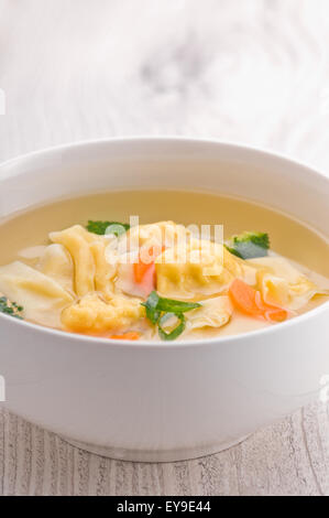 Eine Schüssel mit Wan-Tan Suppe über helle Oberfläche Stockfoto