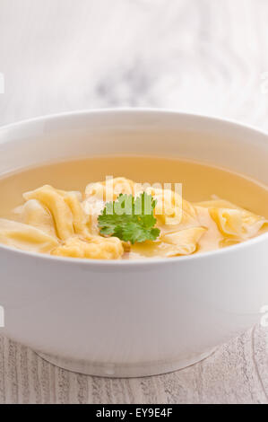 Eine Schüssel mit Wan-Tan Suppe über helle Oberfläche Stockfoto