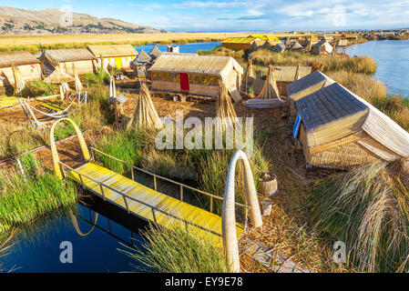 Sicht des Menschen gemacht schwimmenden Inseln auf dem Titicacasee in der Nähe von Puno, Peru Stockfoto