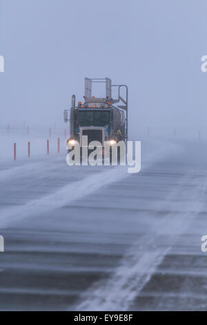 Kraftstoff-LKW fahren in Blizzard Bedingungen in Prudhoe Bay Ölfeldes, Arktis Alaska North Slope Winter Stockfoto