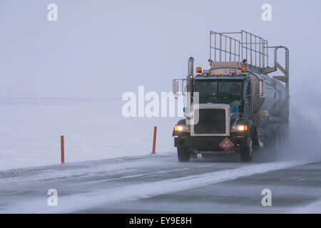 Kraftstoff-LKW fahren in Blizzard Bedingungen in Prudhoe Bay Ölfeldes, Arktis Alaska North Slope Winter Stockfoto