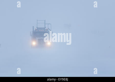 Kraftstoff-LKW fahren in Blizzard Bedingungen in Prudhoe Bay Ölfeldes, Arktis Alaska North Slope Winter Stockfoto