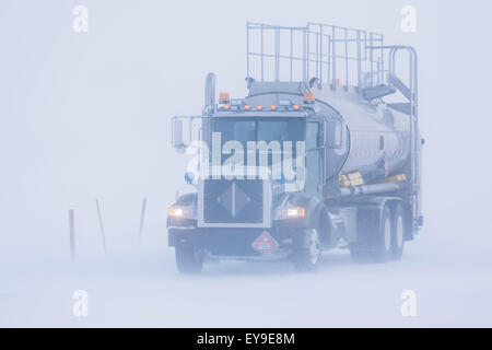 Kraftstoff-LKW fahren in Blizzard Bedingungen in Prudhoe Bay Ölfeldes, Arktis Alaska North Slope Winter Stockfoto