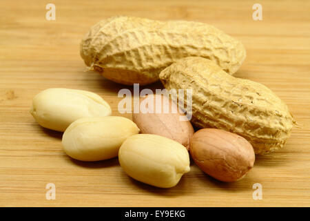 Erdnuss auf Holz Stockfoto