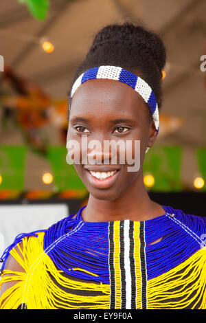 Internationalen Volkskunst Markt jährlich in Santa Fe, New Mexico, USA 11. Juli 2015, Frau aus Südafrika Sudan Stockfoto