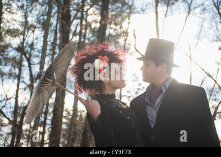 Paar gekleidet in gotischen Design für ihr Engagement Porträt; Pittsboro, North Carolina, USA Stockfoto