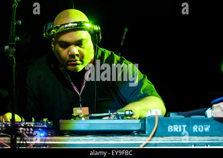 De La Soul auf der Bühne beim Festival WOMAD (World of Music, Arts and Dance) bei Charlton Park am 24.07.2015 bei Charlton Park, Malmesbury.  Personen im Bild: Maseo, Vincent Mason. Bild von Julie Edwards/Alamy Live-Nachrichten Stockfoto