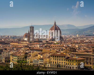 Die Kathedrale von Florenz mit ihrer Kuppel, die von Filippo Brunelleschi entworfen wurde. Vom Südufer des Arno aus gesehen, Blick nach Norden. Florenz, Italien. Stockfoto