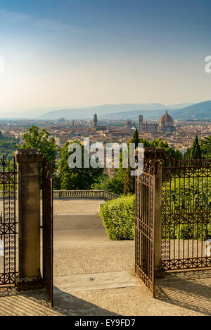 Blick auf Florenz durch die offenen Tore des Hügels gesehen, San Miniato al Monte Kirche und Kloster. Florenz, Italien. Stockfoto