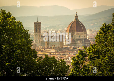 Die südliche façade der Kathedrale von Florenz hat einen Blick durch die Bäume von San Miniato al Monte. Florenz. Italien. Stockfoto