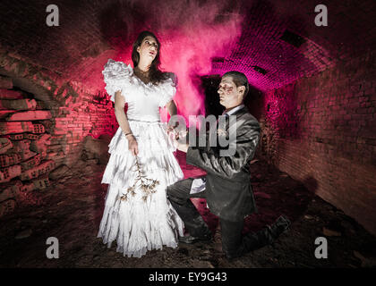 Paar an Halloween in Kostümen gekleidet; Tarifa, Cádiz, Andalusien, Spanien Stockfoto