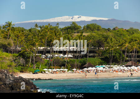 Strand vor schneebedeckten Mauna Kea, Mauna Kea Beach Hotel; Insel von Hawaii, Hawaii, Vereinigte Staaten von Amerika Stockfoto