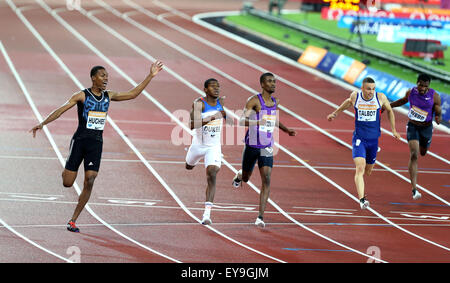 London, UK. 24. Juli 2015. Zharnel Hughes (1. L) von Großbritannien reagiert nach 200 Meter Finale der Herren der IAAF Diamond League London treffen im Olympiastadion in London, England am 24. Juli 2015. Zharnel Hughes holte sich den Titel mit einer Zeit von 20,05 Sekunden. Bildnachweis: Han Yan/Xinhua/Alamy Live-Nachrichten Stockfoto