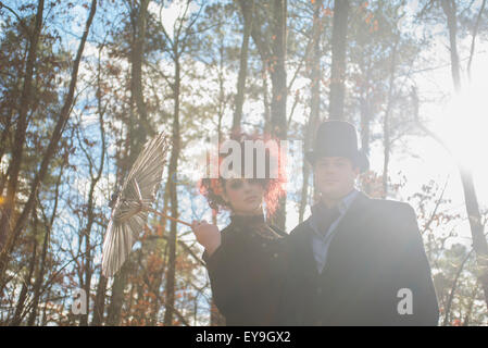 Paar gekleidet in gotischen Design für ihr Engagement Porträt; Pittsboro, North Carolina, USA Stockfoto