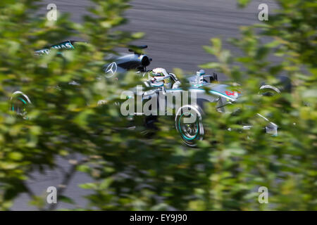 Mogyorod. 24. Juli 2015. Mercedes Formel1-Fahrer Lewis Hamilton von Großbritannien fährt mit seinem Auto während des zweiten Trainings des Formel 1 Grand Prix von Ungarn in Mogyorod, Ungarn am 24. Juli 2015. Die schnellsten Zeiten in beiden freien Trainings hatte Hamilton. Hamilton absolvierte die Strecke in 1 Minute 25,141 Sekunden im ersten freien Training und 1: 23,949 Minuten in der zweiten Session. © Attila Volgyi/Xinhua/Alamy Live-Nachrichten Stockfoto