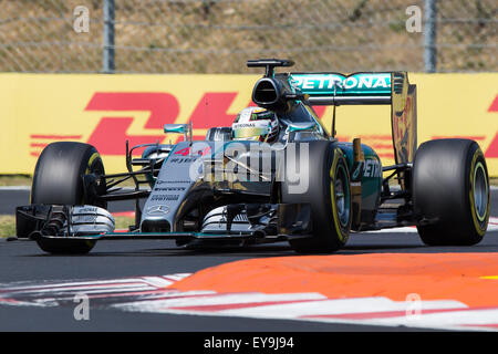 Mogyorod. 24. Juli 2015. Mercedes Formel1-Fahrer Lewis Hamilton von Großbritannien fährt mit seinem Auto während des zweiten Trainings des Formel 1 Grand Prix von Ungarn in Mogyorod, Ungarn am 24. Juli 2015. Die schnellsten Zeiten in beiden freien Trainings hatte Hamilton. Hamilton absolvierte die Strecke in 1 Minute 25,141 Sekunden im ersten freien Training und 1: 23,949 Minuten in der zweiten Session. © Attila Volgyi/Xinhua/Alamy Live-Nachrichten Stockfoto