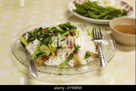 Thai-Food, gebratener Kohl mit knusprigem Schweinefleisch auf Reis und Suppe Stockfoto